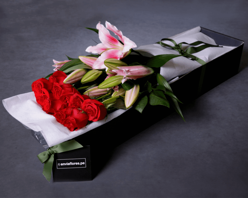 Rosas y lirios en cajas | Florería Envía Flores Cusco