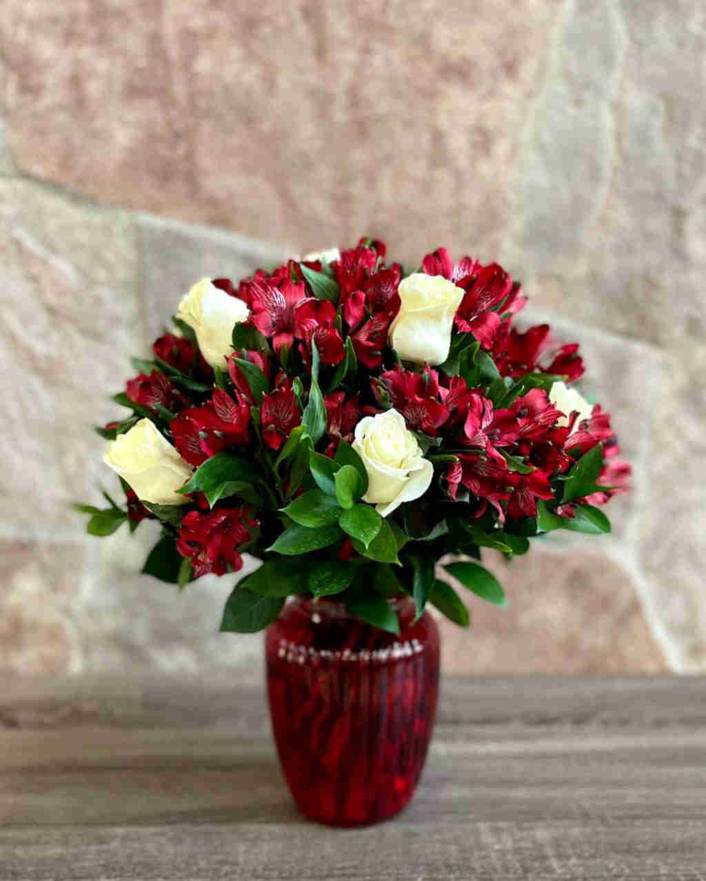 ramo de astromelias y rosas blancas | Florería Envía Flores Cusco