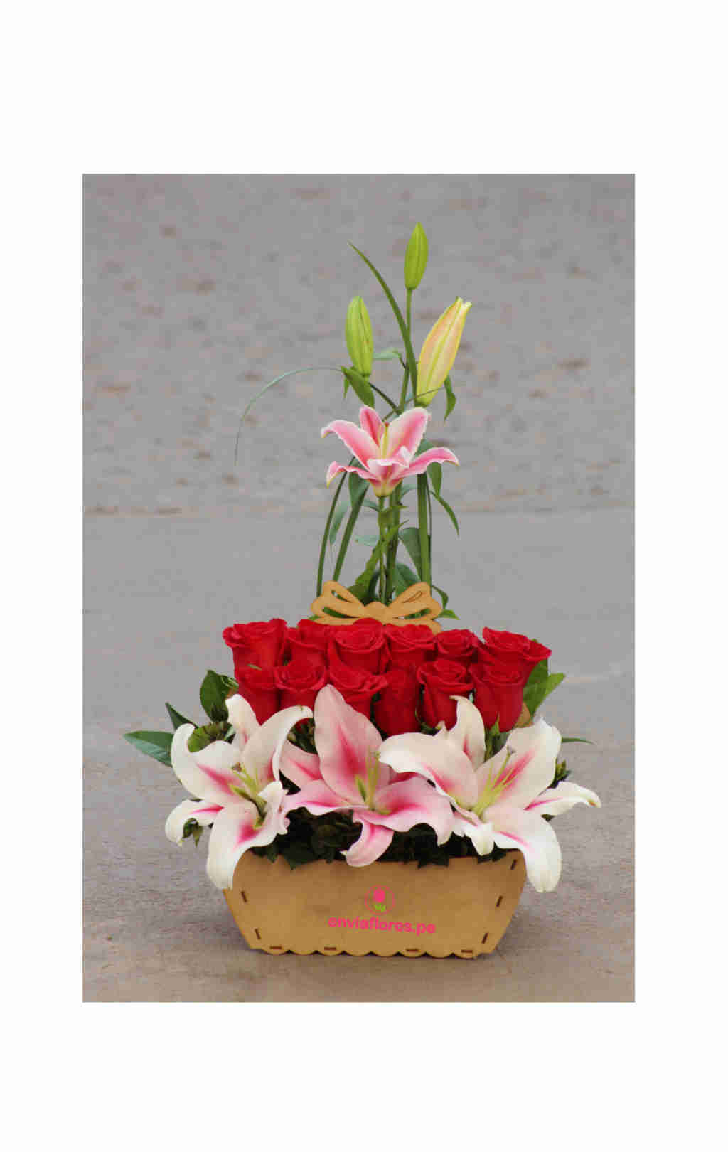 canasta con rosas y lirios perfumados | Florería Envía Flores Cusco