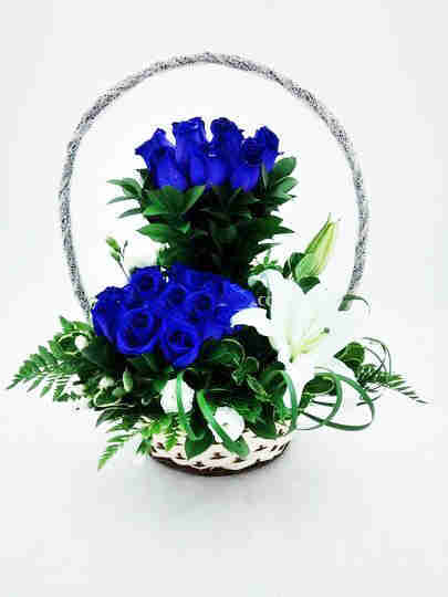 canasta con rosas azules | Florería Envía Flores Cusco